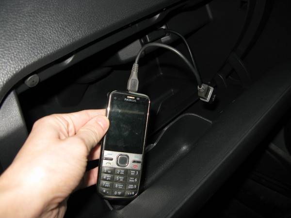 Как подключить телефон к магнитоле через USB, AUX, Bluetooth - фото