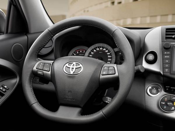 Как снять рулевое колесо на Toyota RAV4 2010 года? - фото