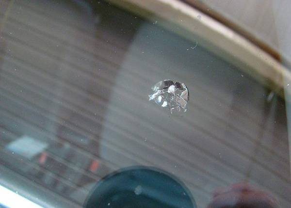 Как удалить царапины на лобовом стекле автомобиля - фото