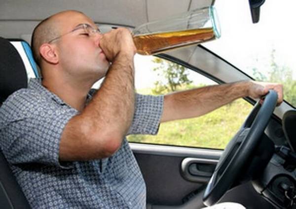 Разрешается ли водителю пить квас при управлении автомобилем - фото