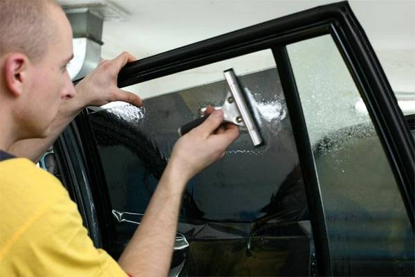 Тонировка заднего и боковых стекол автомобиля - фото